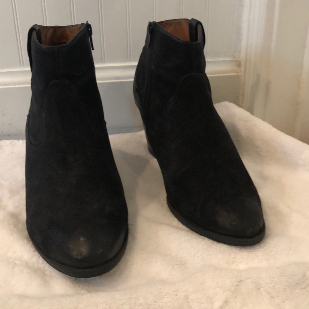 Vionic black suede booties